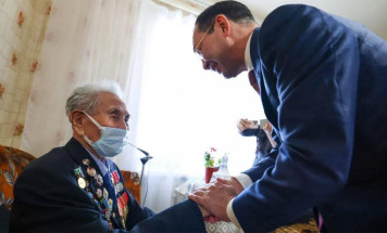 Айсен Николаев поздравил ветерана Великой Отечественной войны со 100-летием