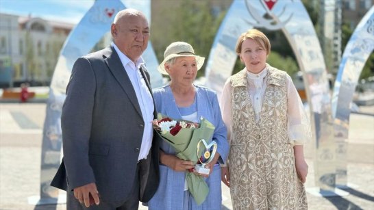 Большой семейный вальс станцевали на площади Республики в Якутске в честь праздника