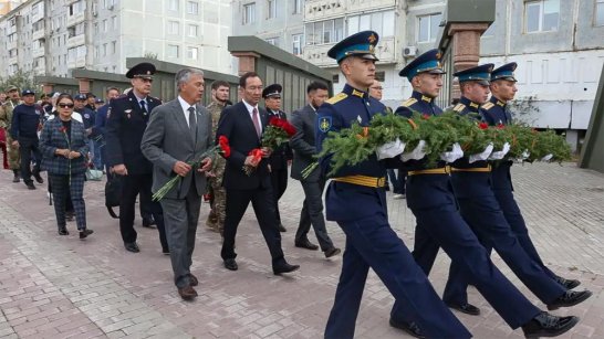 Глава Якутии почтил память защитников Родины в день 80-летия Победы над милитаристской Японией и окончания Второй мировой войны