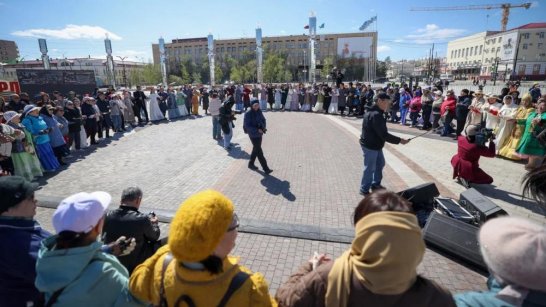 В Якутске прошло массовое исполнение кругового танца "Добун осуохай" на площади Республики
