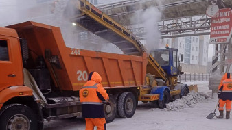 Уборка снега на улицах Якутска не останавливается даже при экстремально низких температурах