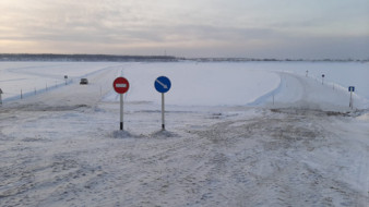 Открыто движение по ледовому автозимнику через реку Алдан