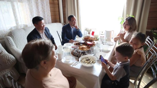 Глава Якутии Айсен Николаев посетил семью военнослужащего из Сунтарского района
