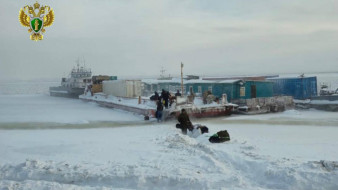 В Якутии два судна застряли во льдах на реке Лена