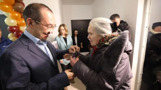 Айсен Николаев вручил ключи от новых квартир переселенцам из аварийного жилья в Алданском районе
