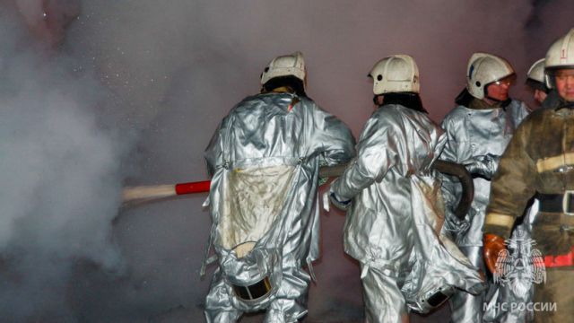 В Якутске два человека пострадали при пожаре в частном гараже