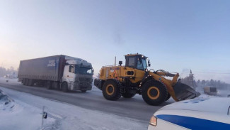 В Якутии сотрудники ДПС помогли замерзающему дальнобойщику