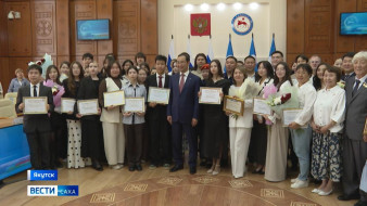 В Якутске состоялась торжественная церемония чествования выпускников-стобалльников