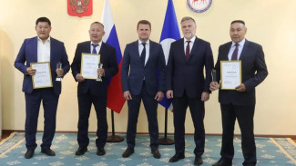 Алексей Чекунков вручил "Звезду Дальнего Востока" компаниям из Якутии