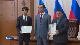 Айсен Николаев наградил стобалльников и призёров всероссийской олимпиады школьников