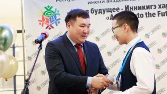 "Алмазы Анабара" вручили награду ученику 9 класса из города Мирный