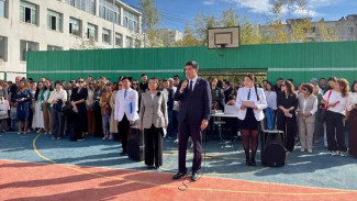 С Днём знаний учеников Физико-технического лицея подздравил Анатолий Семёнов