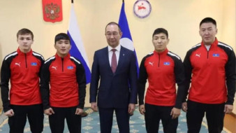 Глава Якутии вручил сборной республики по вольной борьбе экипировку перед турниром имени Дмитрия Коркина