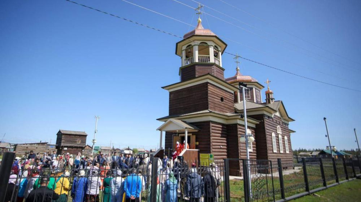 В Хангаласском районе Якутии торжественно открыли Николаевскую церковь  после реставрации – ГТРК «Саха»