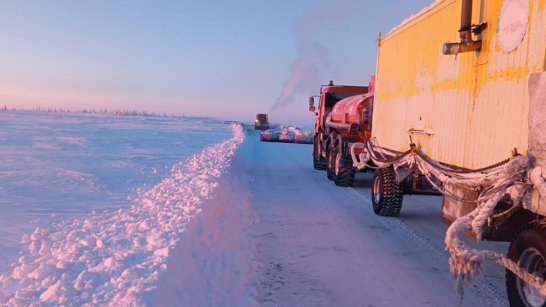 Дорожники пробивают труднодоступные участки автозимника "Арктика" в Нижнеколымском районе