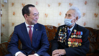 Глава Якутии в Вилюйске наградил ветерана Великой Отечественной войны Николая Афанасьева