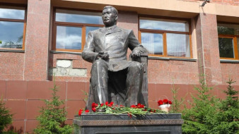В День национальной печати Якутии возложили цветы к памятнику Василию Никифорову-Кюлюмнюру