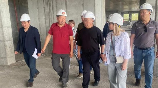 Ход строительства социальных объектов и автодорог проинспектировали в Якутске