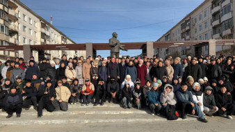 В Якутске состоялось торжественное возложение цветов к памятнику народного учителя Михаила Алексеева