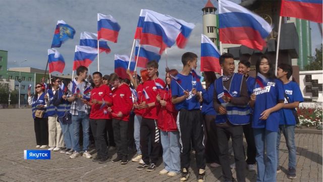 В Якутске активисты молодёжных советов и государственных служб провели акцию "Живой флаг"