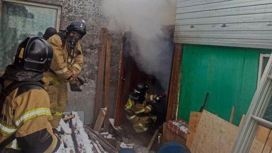 В Якутске огнеборцы ликвидировали пожар в частном доме на улице Ярославского