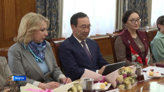 Глава Якутии Айсен Николаев встретился с женщинами-волонтёрами, оказывающими помощь участникам СВО