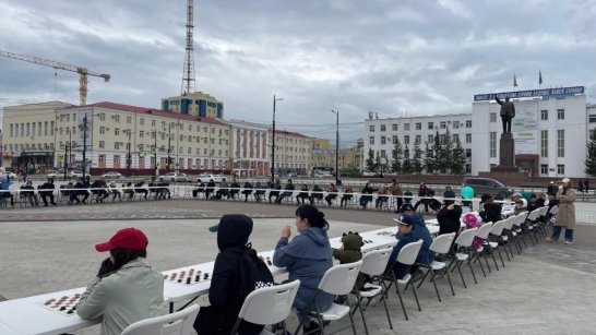 На площади Республики состоялся сеанс одновременной игры по русским шашкам