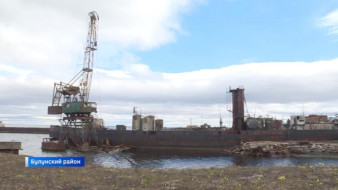 В бухте морского порта Тикси проводятся работы по очистке акватории от затонувших судов