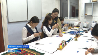 Лөкөчөөн уран тарбахатаах норуот маастара талаанын инники көлүөнэҕэ тириэрдэр