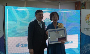 Педагог из Таттинского улуса получила премию имени народного учителя Николая Афанасьева