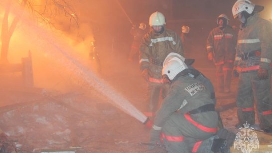Поджог мог стать причиной пожара в расселенном доме в Ленском районе