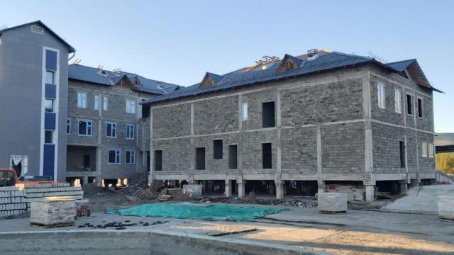 В Момском районе продолжается строительство больничного комплекса