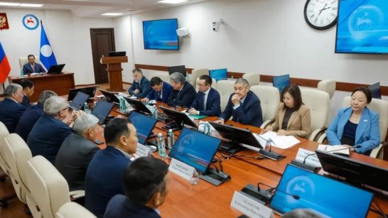 Глава Якутии встретился с руководством и председателями постоянных комитетов парламента региона