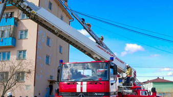 В Якутске огнеборцы эвакуировали 20 человек из горящего жилого дома