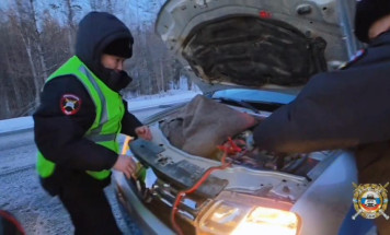 На трассе "Вилюй" в Якутии инспекторы ГАИ оказали помощь водителю