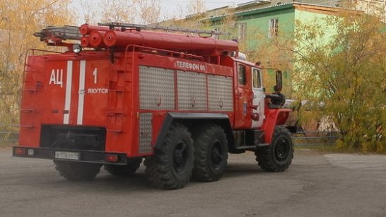 В Якутске на Комсомольской площади сгорел киоск быстрого питания