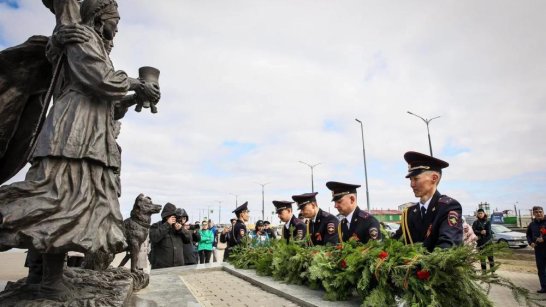 В Якутске состоялось возложение цветов к стеле Победы