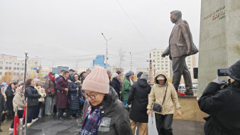 В Якутске возложили цветы к памятнику Исидора Барахова