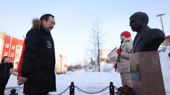 Глава Якутии возложил цветы к бюсту Героя России Игоря Молдованова в поселке Золотинка