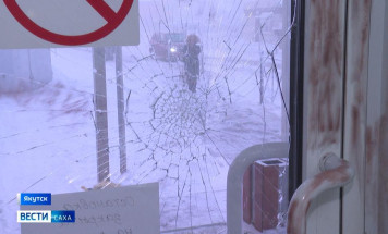 Разбитые двери, скамейки и стены. Сначала года в Якутске вандалы разгромили 6 остановочных павильонов