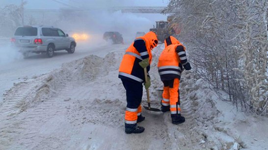 Дорожниками и техникой АО «Якутдорстрой» продолжаются работы по уборке и вывозу снега с улиц города