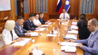 Айсен Николаев проверил строительство крупных социальных объектов в Якутии