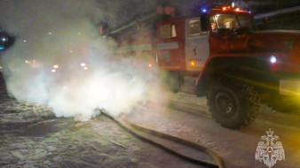 В Мирном во время пожара в жилом доме были эвакуированы 11 человек