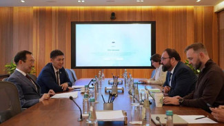 Айсен Николаев провел рабочую встречу с главой Минцифры России Максутом Шадаевым