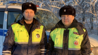 В Мирнинском районе Якутии полицейские спасли человека во время пожара