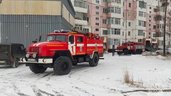 Огнеборцы ликвидировали возгорание в девятиэтажном жилом доме Якутска