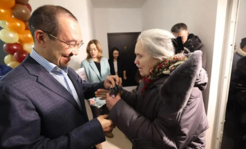 Айсен Николаев вручил ключи от новых квартир переселенцам из аварийного жилья в Алданском районе