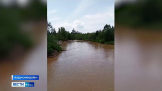 В Алданском районе река Турукан окрасилась в рыжий цвет
