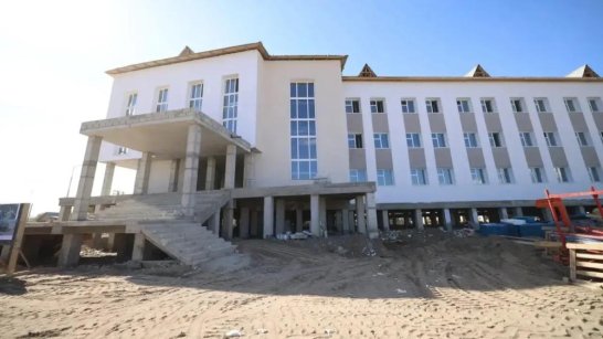 Глава Якутии ознакомился с ходом строительства школы №2 в селе Намцы