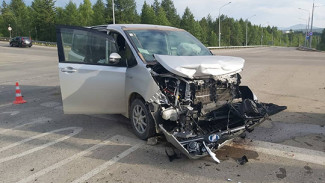 В Алдане в результате столкновения двух автомобилей пострадала женщина